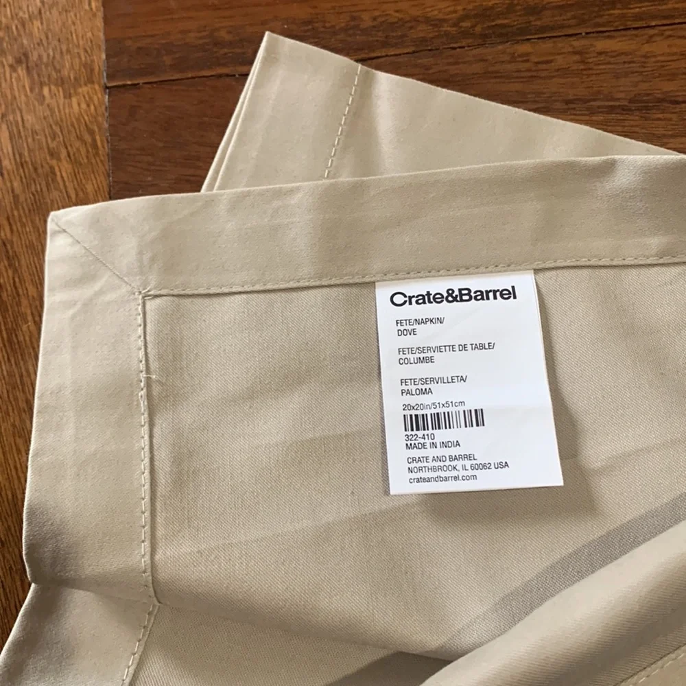 Crate & Barrel cloth napkins. Set of 4 in Dove. 20 x 20 inches